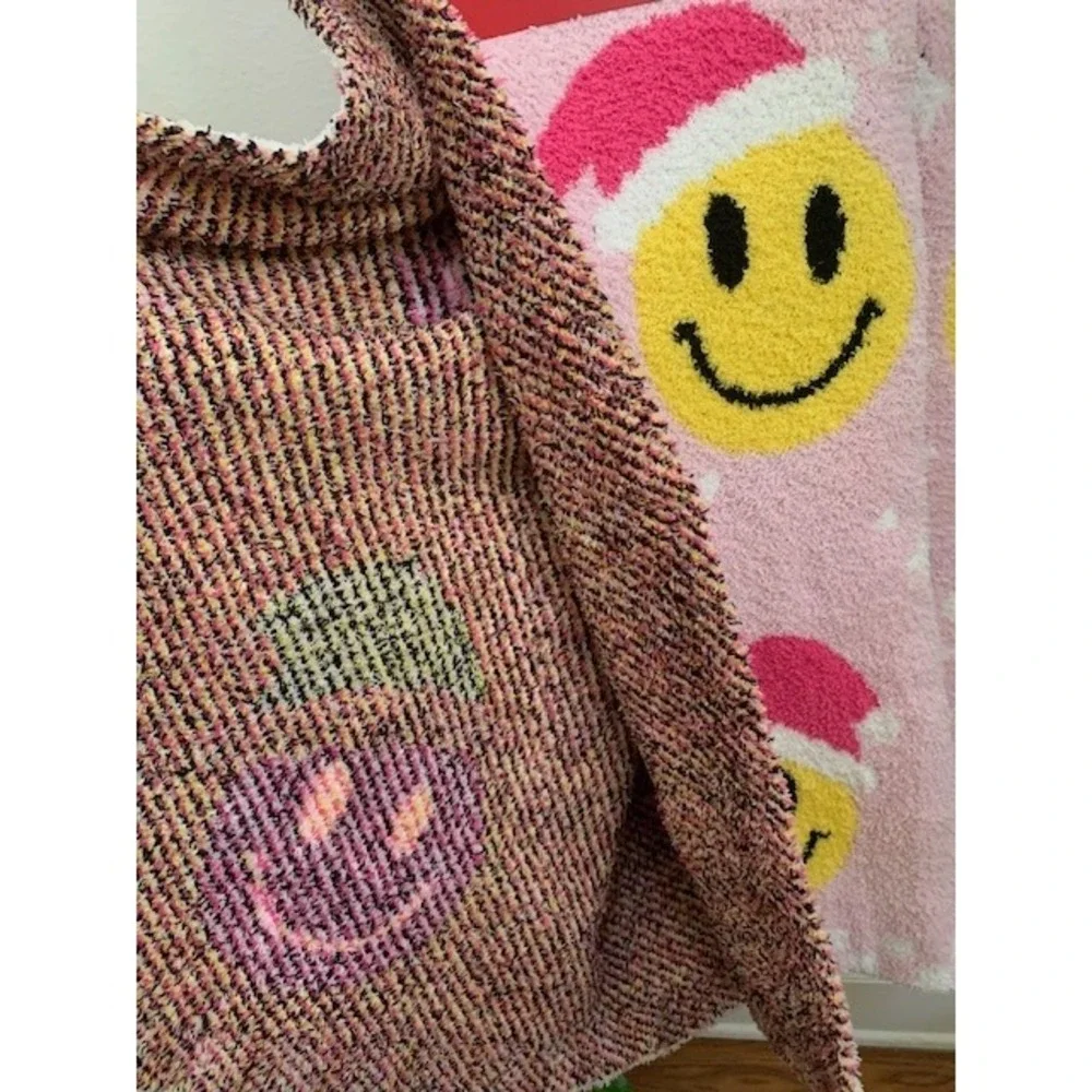 Novogratz NWT‎ Holiday Decorative Throw Blanket Smiley Face Pink Cozy Christmas